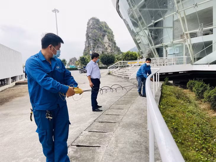 Kỹ thuật viên Trung Tâm Điều hành thông tin VNPT Quảng Ninh cung cấp đường truyền cho khu vực Cung Quy hoạch, Hội trợ và Triển lãm tỉnh.