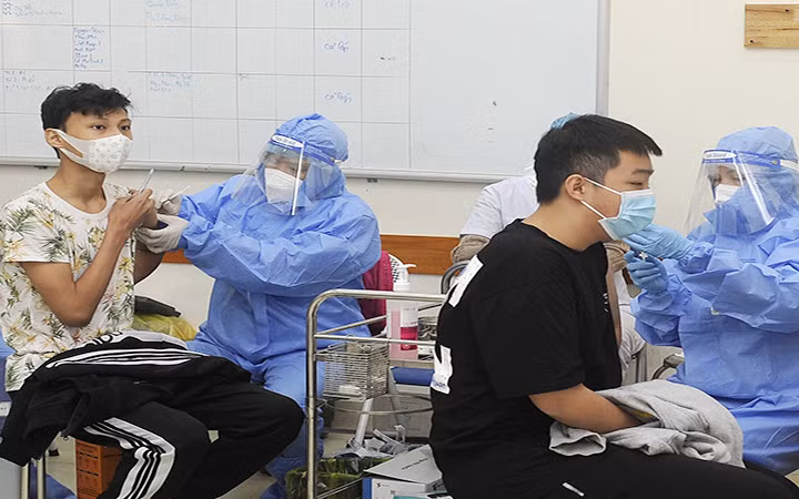 Tiêm vắc-xin ngừa Covid-19 cho học sinh tại quận Hoàn Kiếm, Hà Nội. (Ảnh ANH SƠN)