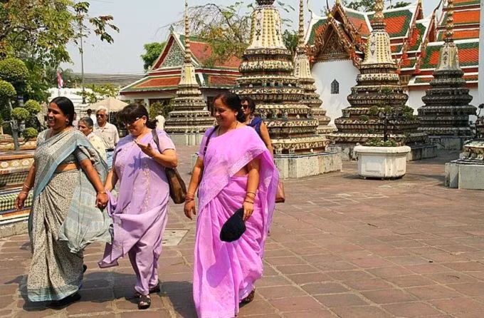 Khách Ấn Độ ghé thăm chùa Wat Pho ở Bangkok, Thái Lan. Ảnh: Caro/Flickr