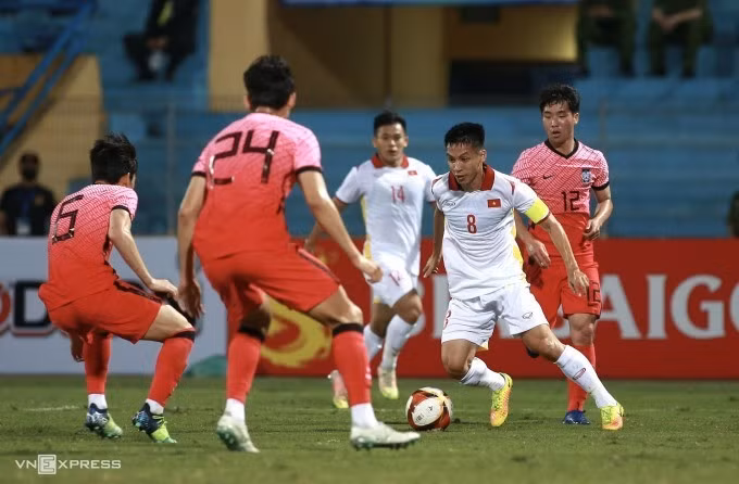 Đội trưởng Đỗ Hùng Dũng đi bóng trong trận giao hữu thắng U20 Hàn Quốc 1-0 ngày 22/4, tại Hà Nội. Ảnh: Lâm Thỏa