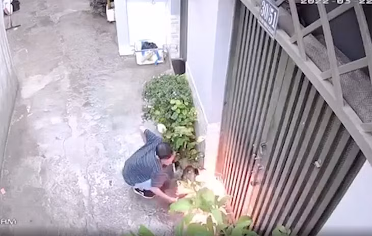 Hình ảnh ông N châm lửa đốt nhà chị họ. Ảnh cắt từ clip.