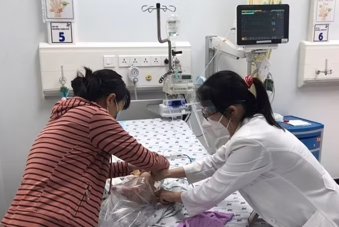Một bé sơ sinh phải nhập viện điều trị do tổn thương gan sau sốt xuất huyết. Ảnh: Bệnh viện Nhi đồng Thành phố