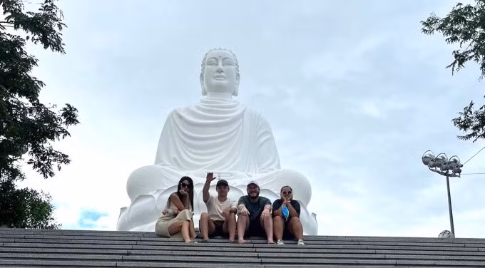 Nhóm du khách Nga chụp ảnh lưu niệm với tượng Kim thân Phật tổ tại chùa Long Sơn, TP Nha Trang vào tháng 2/2022. Ảnh: NVCC