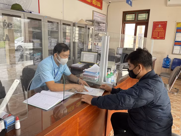 Cán bộ Bộ phận tiếp nhận và trả kết quả hiện đại phường Phương Nam (TP Uông Bí) hướng dẫn công dân hoàn thiện hồ sơ TTHC.