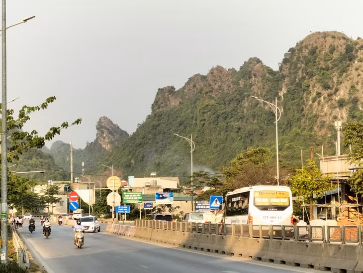 Lối rẽ quay đầu sang đường đoạn qua Trạm Đăng kiểm cơ giới đường bộ Quảng Ninh tại phường Hà Phong, TP Hạ Long, là "điểm đen" gây mất an toàn giao thông.