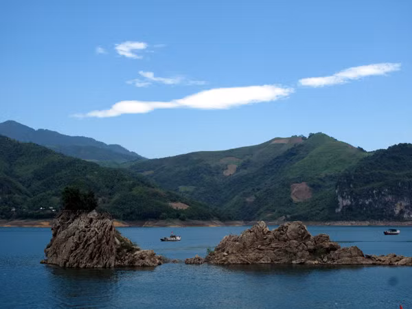 Thung Nai mùa nước nổi
