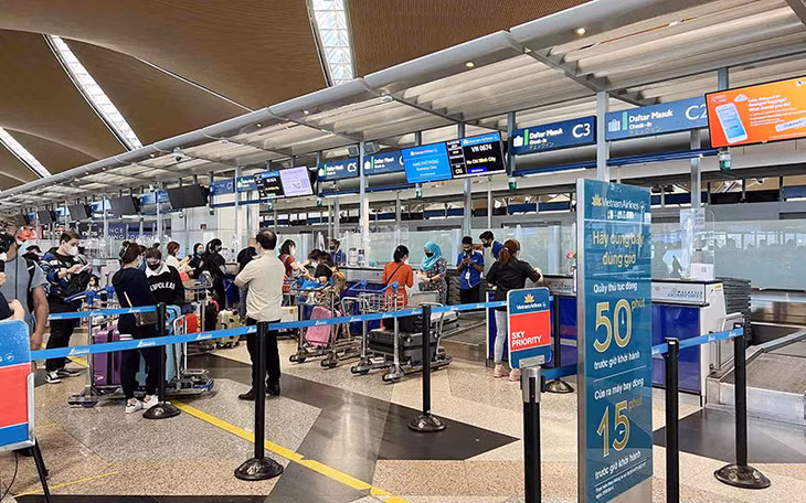 Hành khách làm thủ tục hàng không.