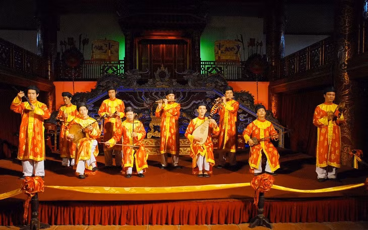 Biểu diễn nghệ thuật với nhạc cụ truyền thống.