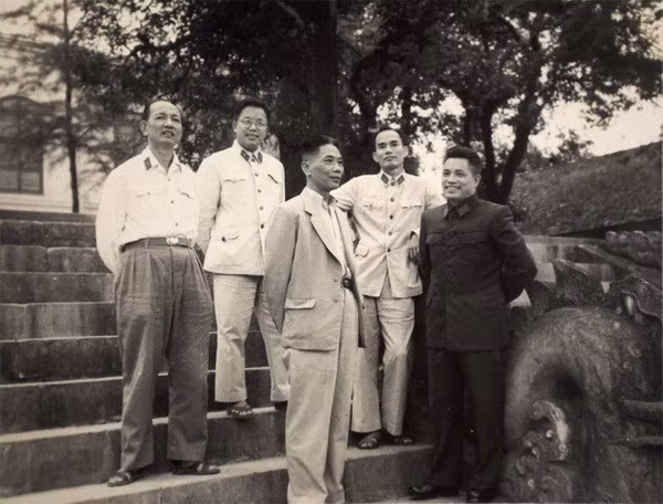 Dai tuong Van Tien Dung - Nha quan su tai ba cua cach mang Viet Nam hinh anh 1