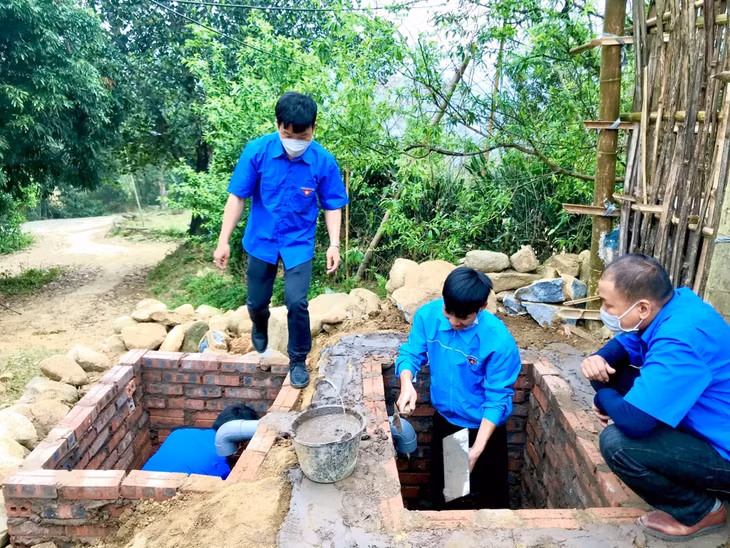 Đoàn viên thanh niên hỗ trợ ngày công xây nhà tiêu hợp vệ sinh cho các gia đình đồng bào DTTS tại Bình Liêu, Quảng Ninh.