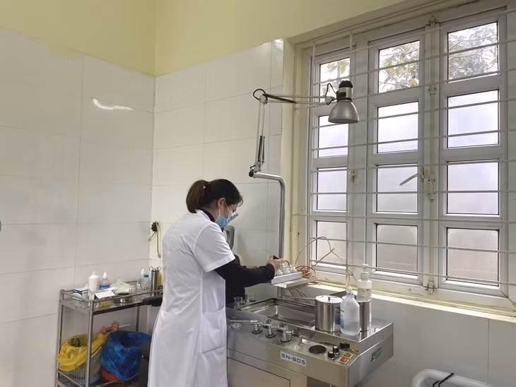 Nhân viên y tế Trạm Y tế xã Nam Sơn (huyện Ba Chẽ) kiểm tra các thiết bị y tế.