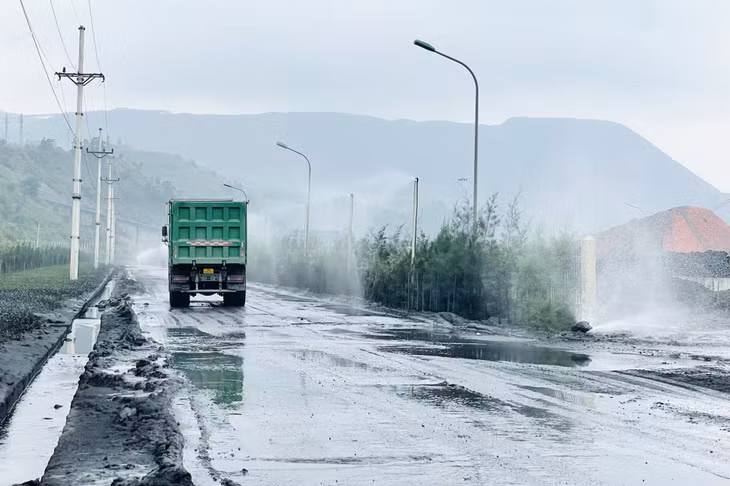 Hệ thống phun sương dập bụi tuyến đường vận chuyển than của Công ty Than Khe Chàm - TKV.