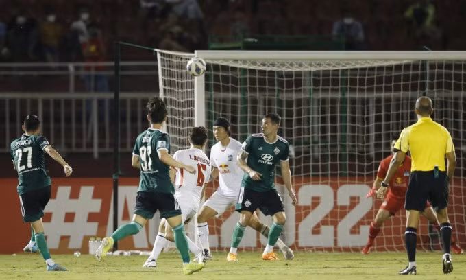 Seon-min (số 27) mang về bàn quyết định cho Jeonbuk ở phút bù giờ thứ hai. Ảnh: Đức Đồng.