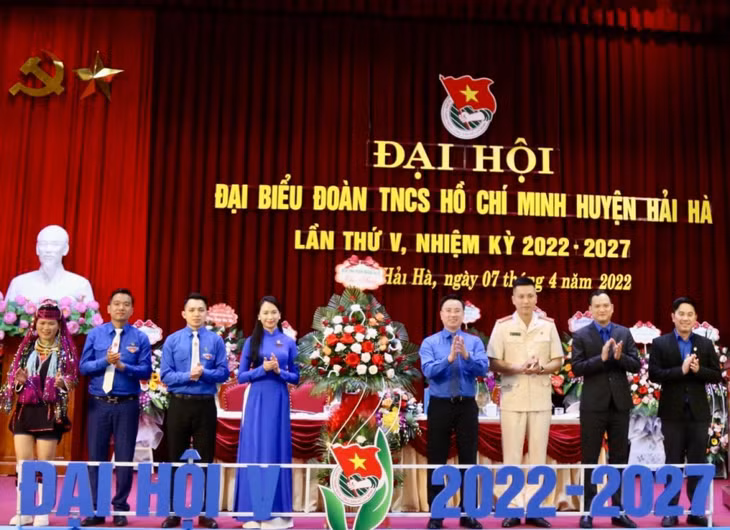 Ban Thường vụ Tỉnh đoàn tặng hoa chúc mừng Đại hội.