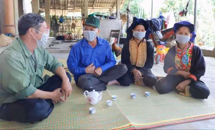 Ông Triệu Quay Thành (thứ hai, trái sang), Trưởng Ban công tác Mặt trận thôn Khe Mằn, xã Đồn Đạc (Ba Chẽ) tuyên truyền cho bà con trong thôn thực hiện các nội dung về phòng chống dịch Covid-19 đã được đưa vào hương ước của thôn.