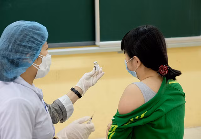 Đến chiều ngày 29/4, thống kê trên Cổng thông tin tiêm chủng vaccine phòng COVID-19 cho thấy cả nước đã tiêm hơn 214,5 triệu liều vaccine. Có hơn 1,15 triệu liều tiêm cho trẻ từ 5 - dưới 12 tuổi tại 60 tỉnh, thành... Ảnh: Trần Minh