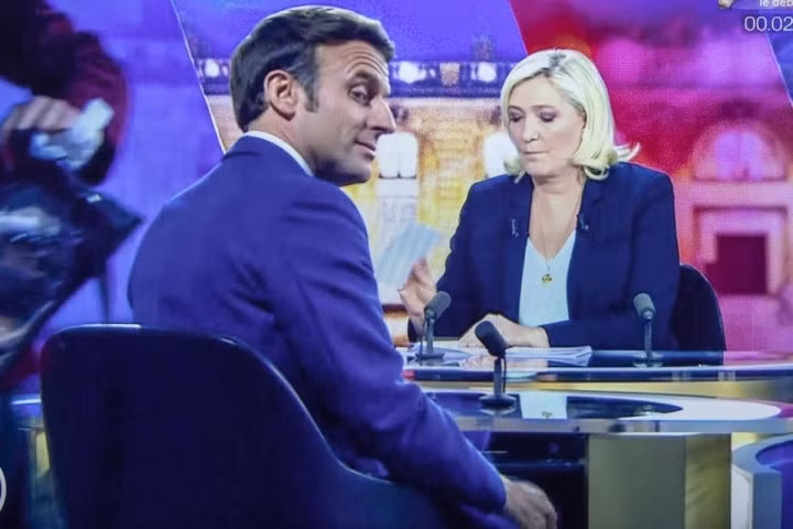 Ông Macron được cho là có thái độ kiêu ngạo trước bà Le Pen trong phiên tranh luận. (Ảnh: Le Monde)