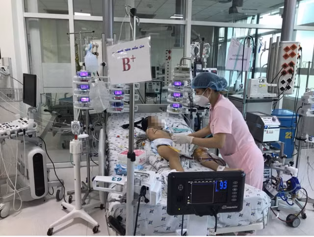 Bệnh nhi chẩn đoán hội chứng -C có biểu hiện tổn thương tim nặng, được điều trị tại khoa hồi sức tích cực thở máy ECMO... Sau 3 ngày can thiệp sức khoẻ của bé đã cải thiện Ảnh BVCC