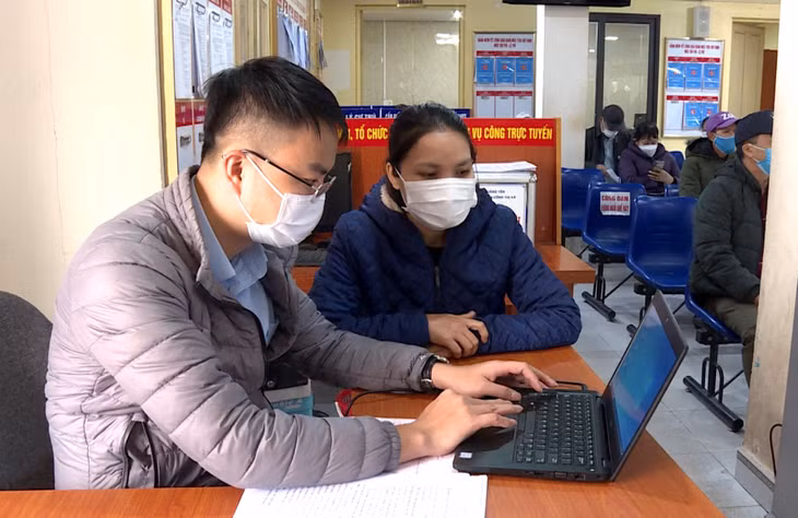 Cán bộ Trung tâm hcc thị xã hướng dẫn người dân nộp hồ sơ qua dịch vụ công trực tuyến.