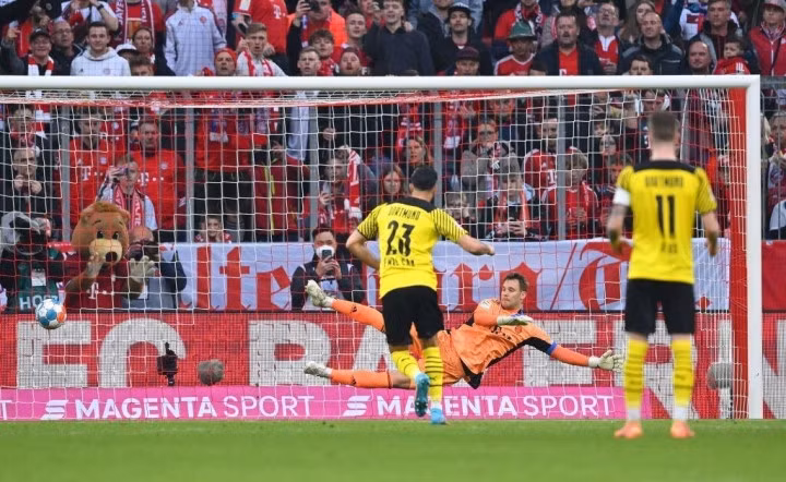 Dortmund vùng lên ở đầu hiệp hai. Phút 52, Marco Reus kiếm được quả phạt đền. Emre Can không gặp khó khăn để đánh bại Manuel Neuer. Tuy nhiên, đây cũng là tất cả những gì thầy trò HLV Rose làm được tại Allianz.