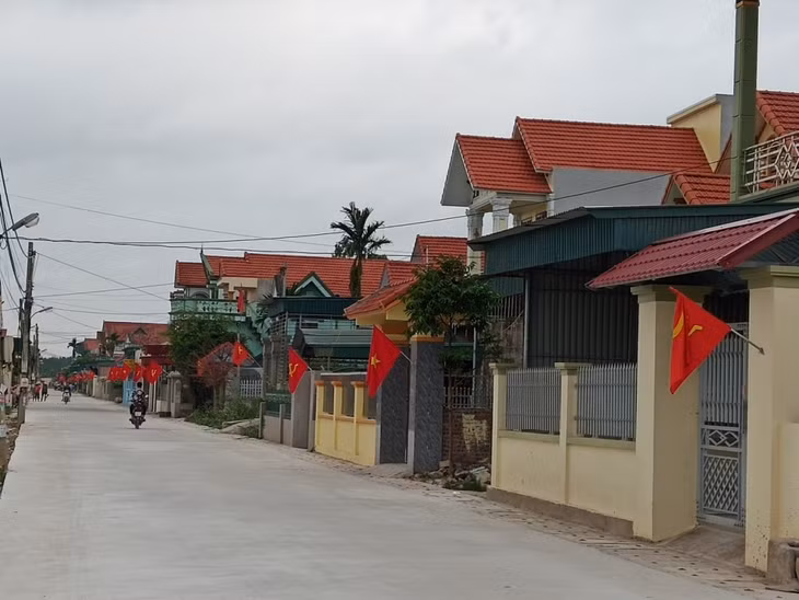 Đường trục chính thôn 8 dài 485m, rộng 8m là minh chứng cho tinh thần đoàn kết toàn dân.