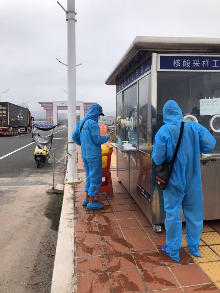 Lực lượng chức năng phía Trung Quốc và Việt Nam kiểm tra các điều kiện XNC đối với các lái xe trung chuyển tại vạch phân quản cầu Bắc Luân II.