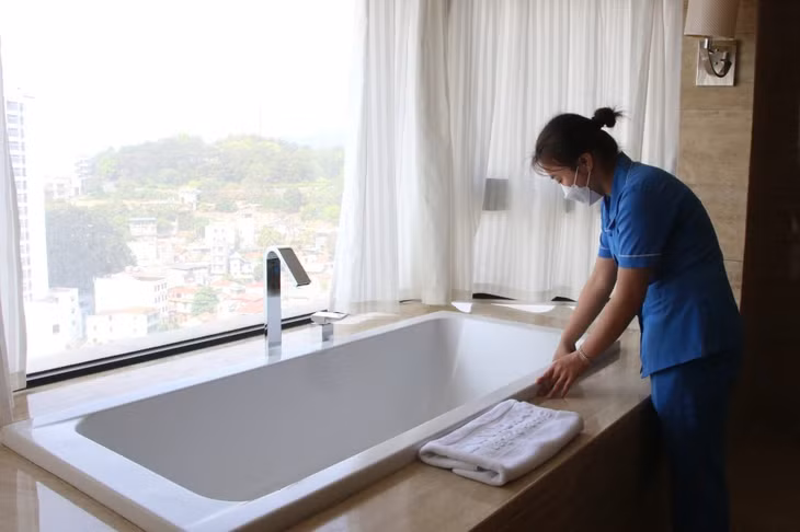 Phòng tắm tại khách sạn Wyndham Legend Halong.
