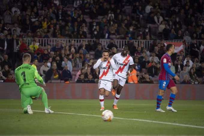 Garcia (áo trắng, trái) mừng bàn mở tỷ số tại Camp Nou ngày 24/4. Ảnh: AS