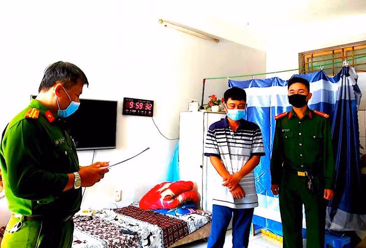 Cơ quan Công an tống đạt quyết định bắt tạm giam đối với Phạm Vương.