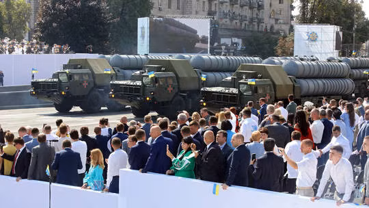 Các bệ phóng S-300PS trong một cuộc diễu binh ở Kiev, Ukraine. Ảnh: Getty Images