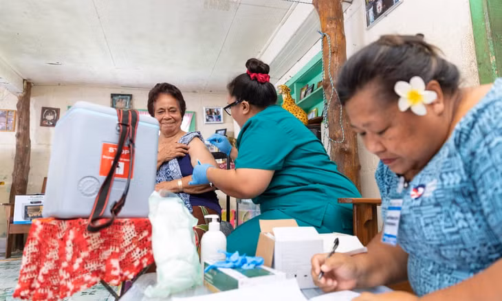 Nhân viên y tế tiêm vaccine cho một phụ nữ ở Tuanaimato, Apia, Samoa. Ảnh: Getty Images