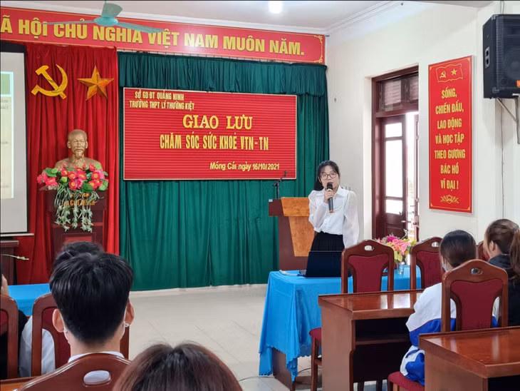 Bác sĩ Trung tâm Y tế TP Móng Cái truyền thông chăm sóc sức khỏe sinh sản vị thành niên, thanh niên tại Trường THPT Lý Thường Kiệt.