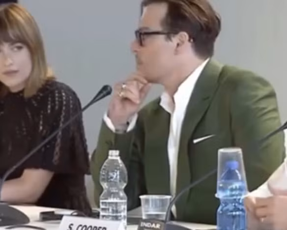 Hot lại clip Johnny Depp bị phát hiện vết thương ngón tay đúng 7 năm trước, thái độ của tài tử khiến netizen cảm thương - Ảnh 4.