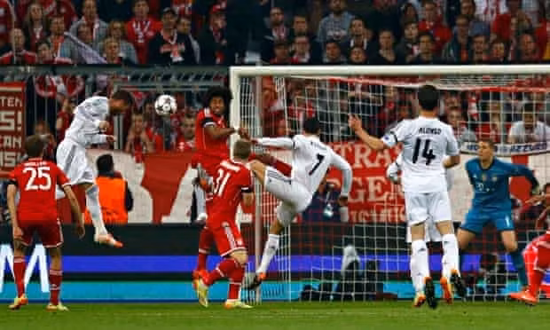 Ramos đánh đầu mở tỷ số trận đấu với Bayern trên sân Allianz Arena, Đức tháng 4/2014. Ảnh: Reuters