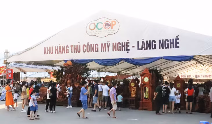 ...và khu hàng thủ công mỹ nghệ - làng nghề cũng thu hút được đông đảo người dân thăm quan, mua sắm.