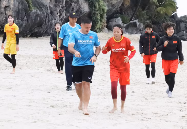 Bước vào buổi tập, huấn luyện viên thể lực hướng dẫn các bài tập sức bền cho cầu thủ.