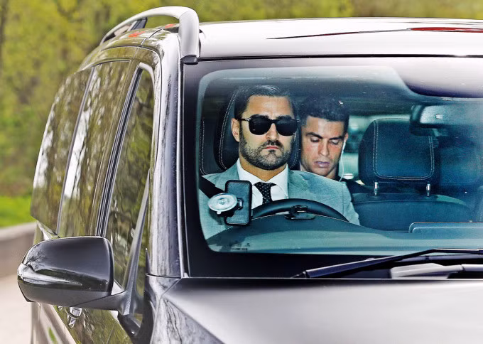Ronaldo được vệ sĩ chở khỏi Carrington sau buổi tập chiều 20/4. Ảnh: Sunsport