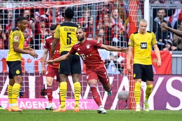 Dortmund tấn công tệ và tiếp tục trả giá sau những sai lầm của hàng thủ. Phút 30, Marius Wolf có pha phá bóng như đường kiến tạo để Gnabry dễ dàng ghi bàn thứ hai. VAR vào cuộc và cứu đội khách khỏi bàn thua bởi Kingsley Coman đã việt vị khi tham gia tình huống tấn công.