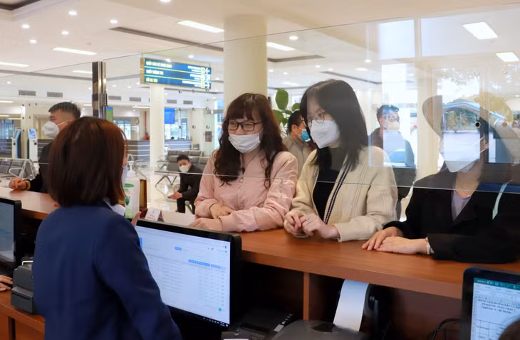 Nhân viên Ban Quản lý Vịnh Hạ Long xuất hóa đơn điện tử cho du khách tham quan Vịnh Hạ Long trong dịp nghỉ lễ Giổ tổ Hùng Vương 2022. Ảnh: Hoàng Quỳnh