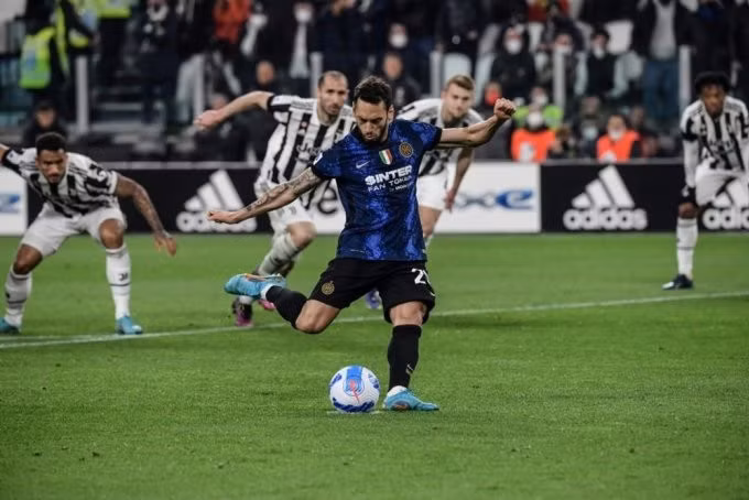 Calhanoglu cần hai lần sút để ghi bàn từ chấm 11m.
