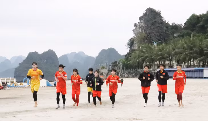 Các cầu thủ tập chạy bền.