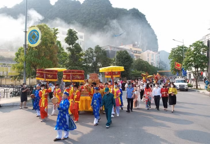 Đoàn rước Đức Ông vi hành xuất phát từ Đền Đức Ông ra đường Lê Thánh Tông, đến Chùa Long Tiên rồi trở lại Đền Đức Ông.
