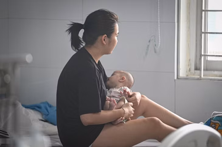 Bệnh nhi P.N.A.N. nhập viện vì sốt cao liên tục, kèm theo tiêu chảy.