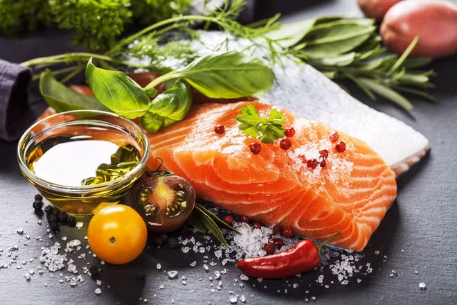 Axit béo omega-3 có trong các loại cá béo rất cần thiết để hỗ trợ chức năng tế bào thần kinh. Ảnh: Maplewood Senior Living.