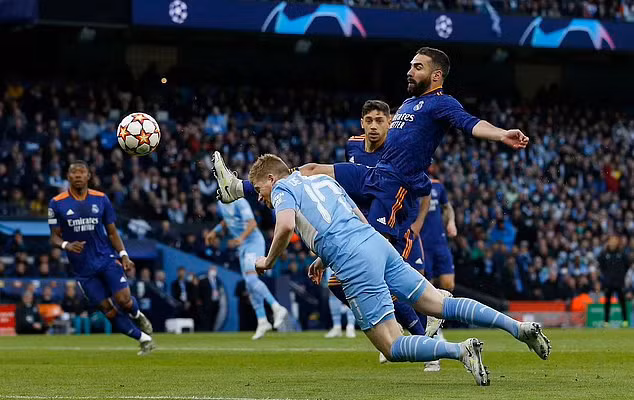 De Bruyne đánh đầu vào lưới Real. Ảnh: Reuters.