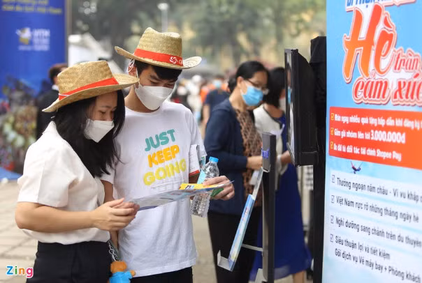 Khách tham quan, tìm hiểu tour tại hội chợ Du lịch Quốc tế Việt Nam 2022. Ảnh: Anh Tú.