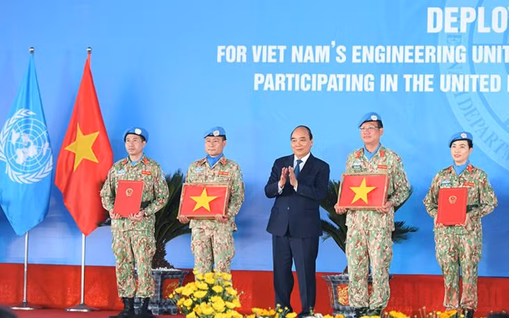 Chủ tịch nước Nguyễn Xuân Phúc tặng quà cho cán bộ, chiến sĩ trước khi lên đường nhận nhiệm vụ.
