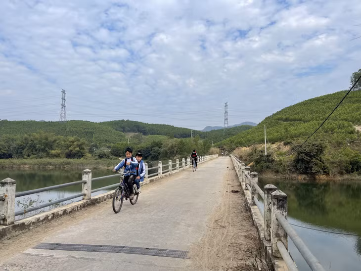 Cây cầu nối 2 bờ sông Thuỷ Văn (xã Bằng Cả, TP Hạ Long) từ khi đưa vào sử dụng đã giúp cho người dân đi lại thuận lợi.