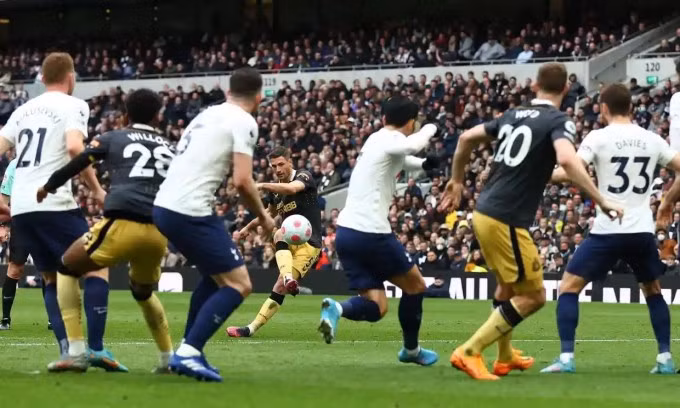 Schar giúp Newcastle dẫn trước nhờ pha đá phạt thành bàn. Ảnh: Reuters.