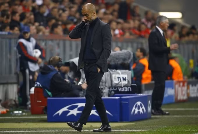 Guardiola thất vọng sau khi Bayern bị Real loại khỏi bán kết Champions League 2014 trên sân Allianz Arena. Ảnh: Reuters